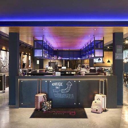 Отель Moxy Йорк Экстерьер фото