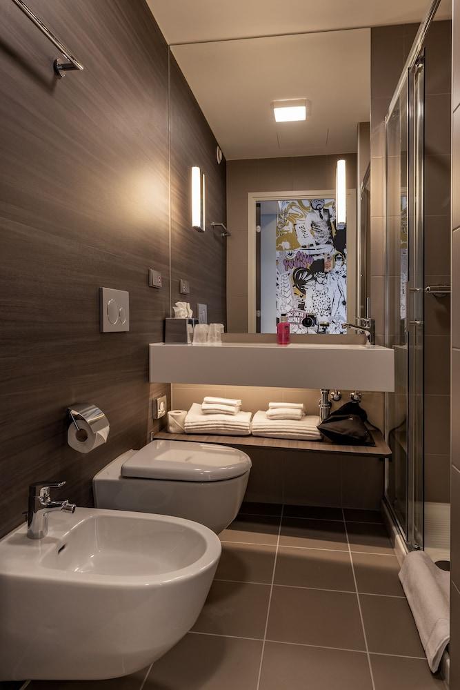 Отель Moxy Йорк Экстерьер фото