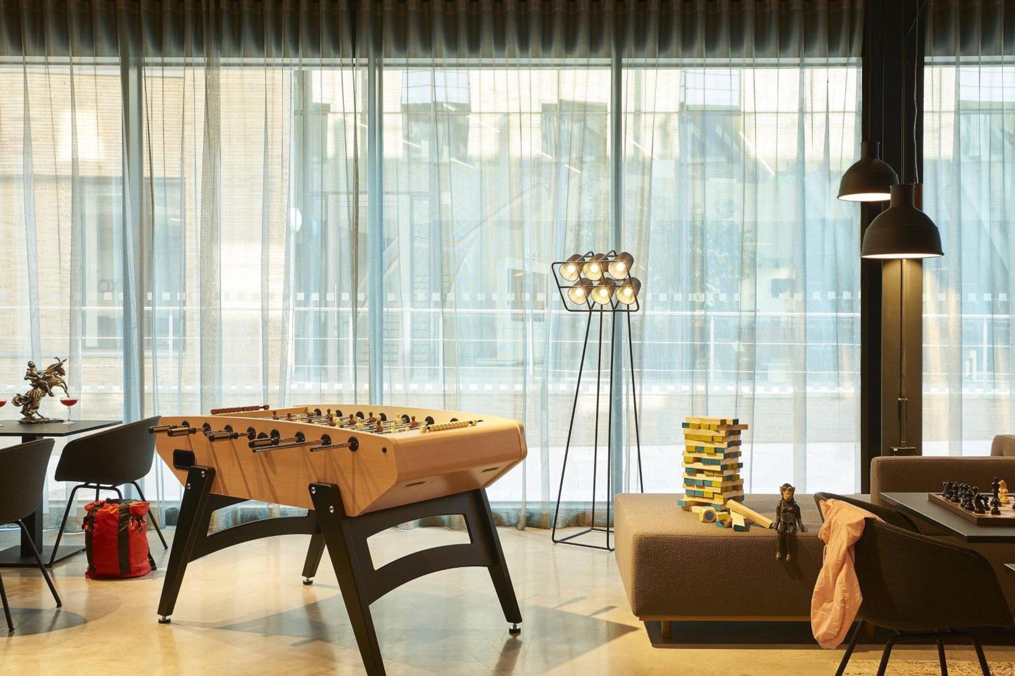 Отель Moxy Йорк Экстерьер фото