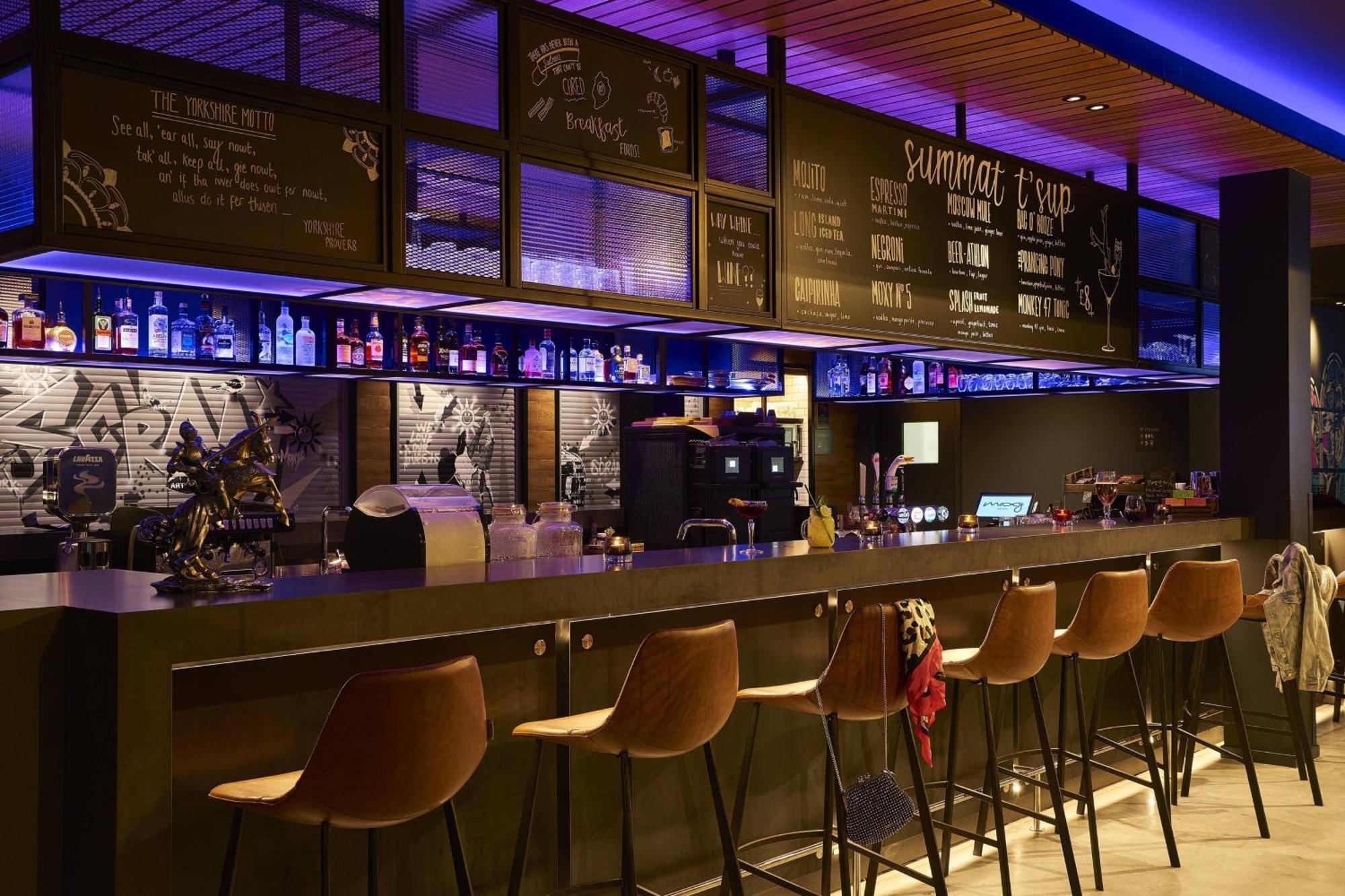 Отель Moxy Йорк Экстерьер фото