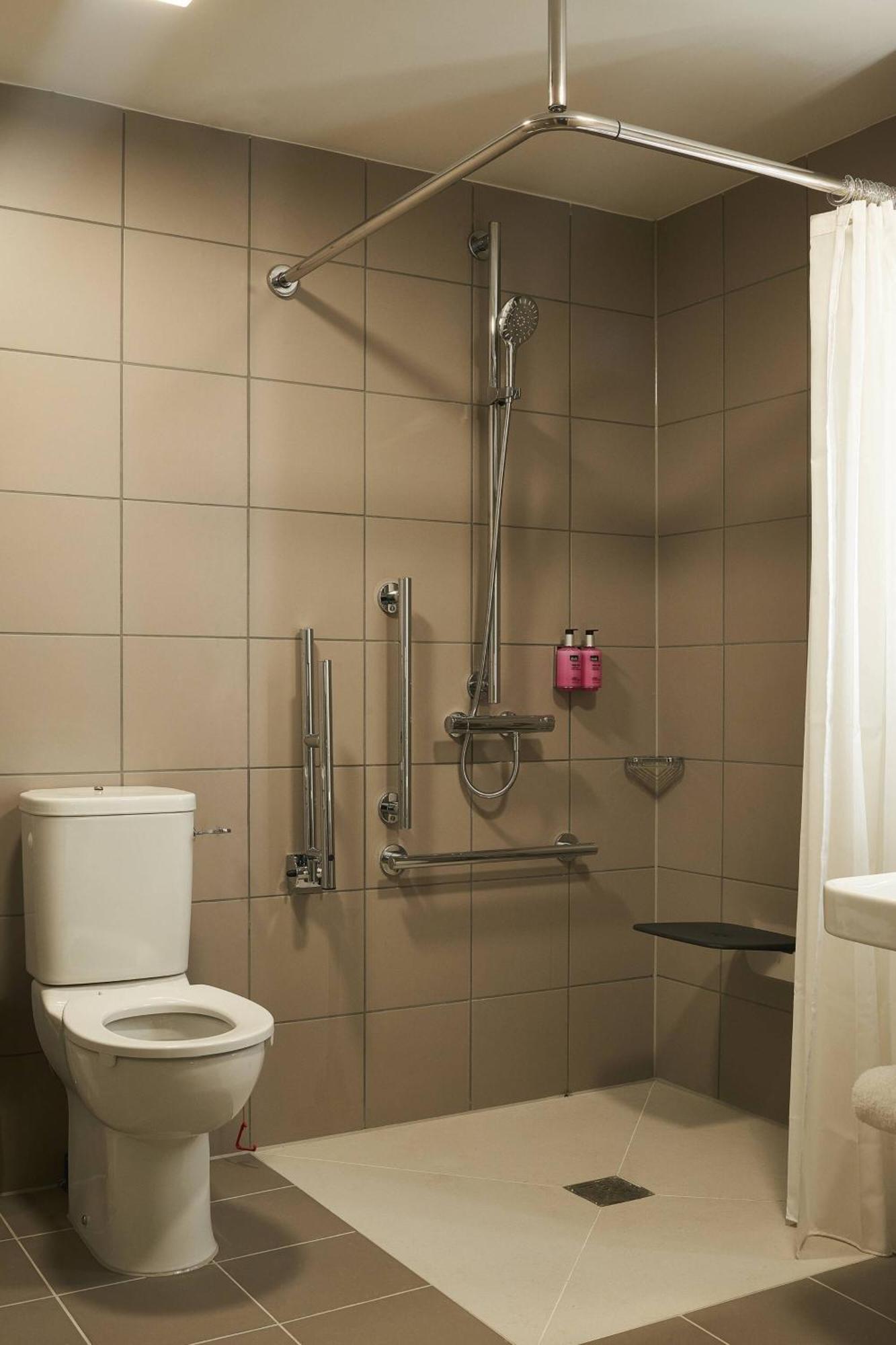 Отель Moxy Йорк Экстерьер фото