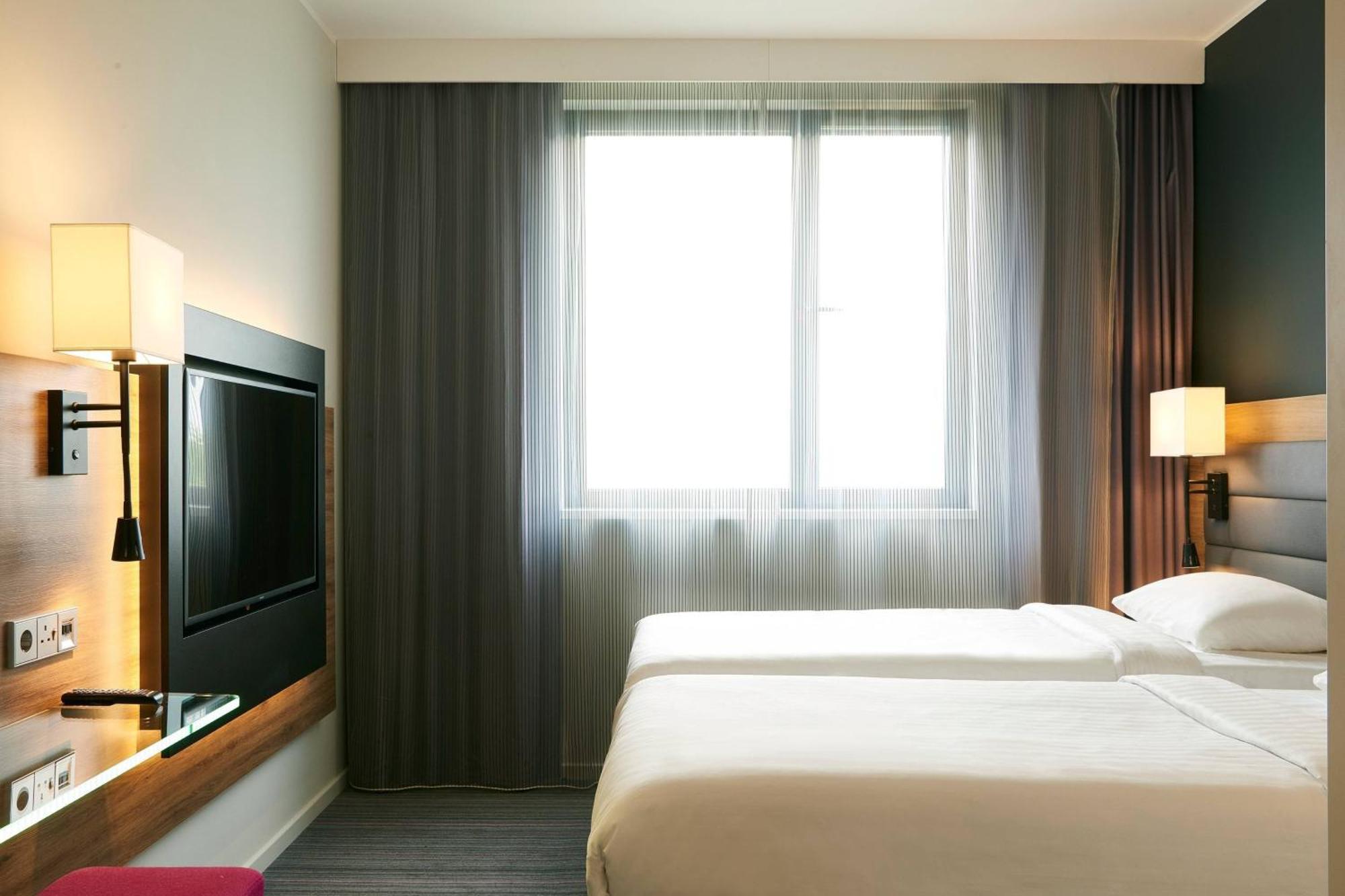 Отель Moxy Йорк Экстерьер фото