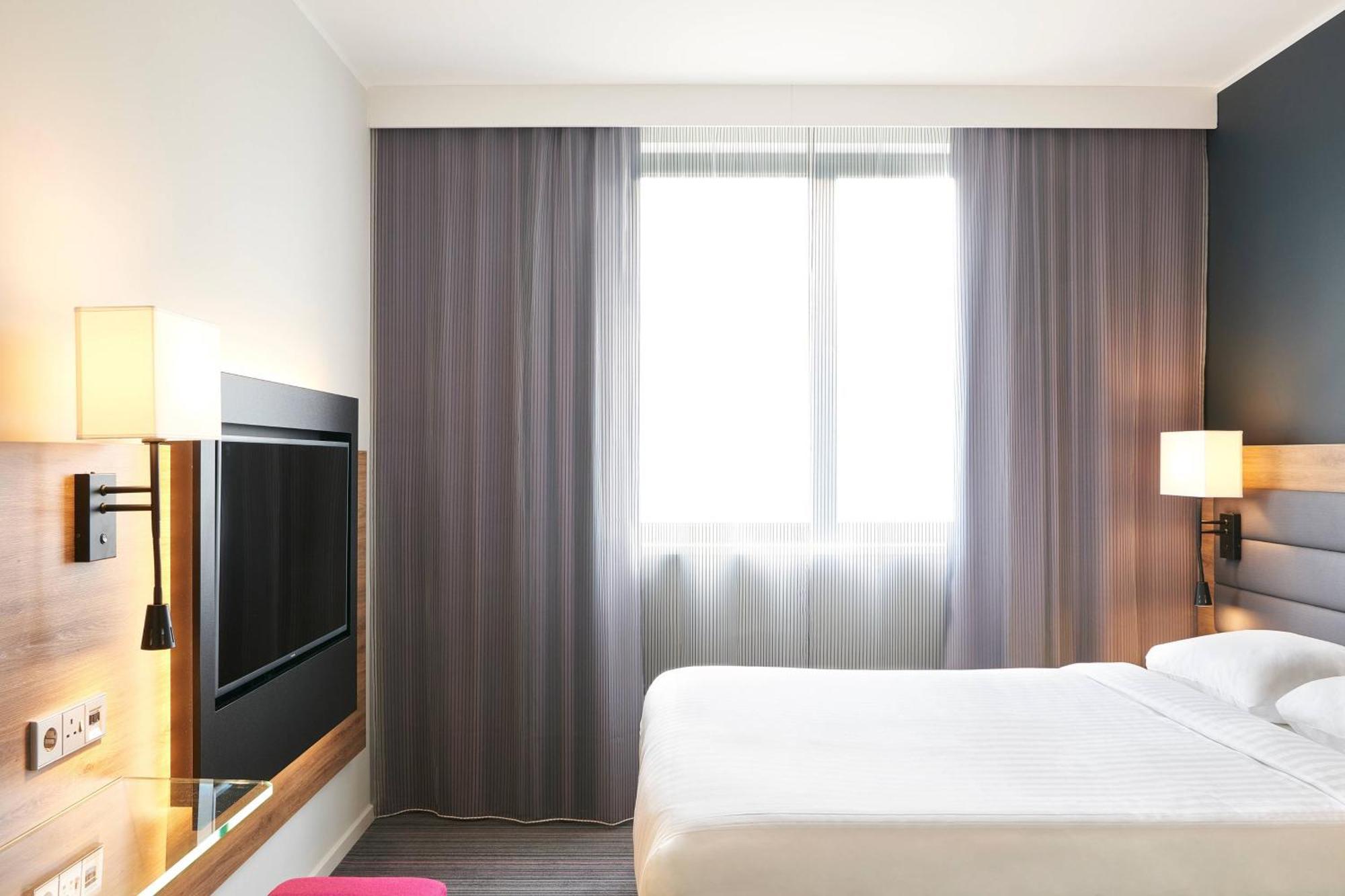 Отель Moxy Йорк Экстерьер фото
