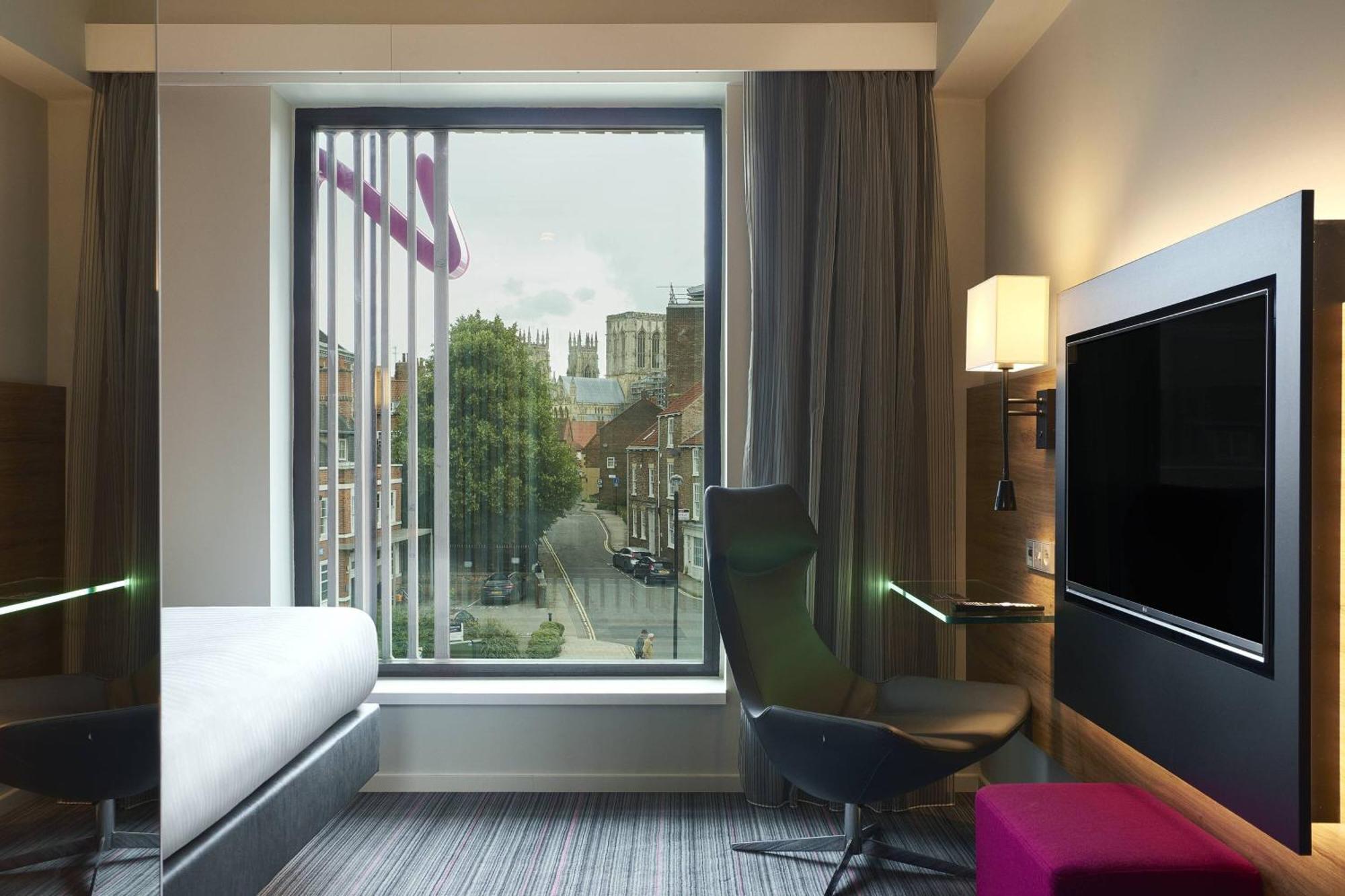 Отель Moxy Йорк Экстерьер фото