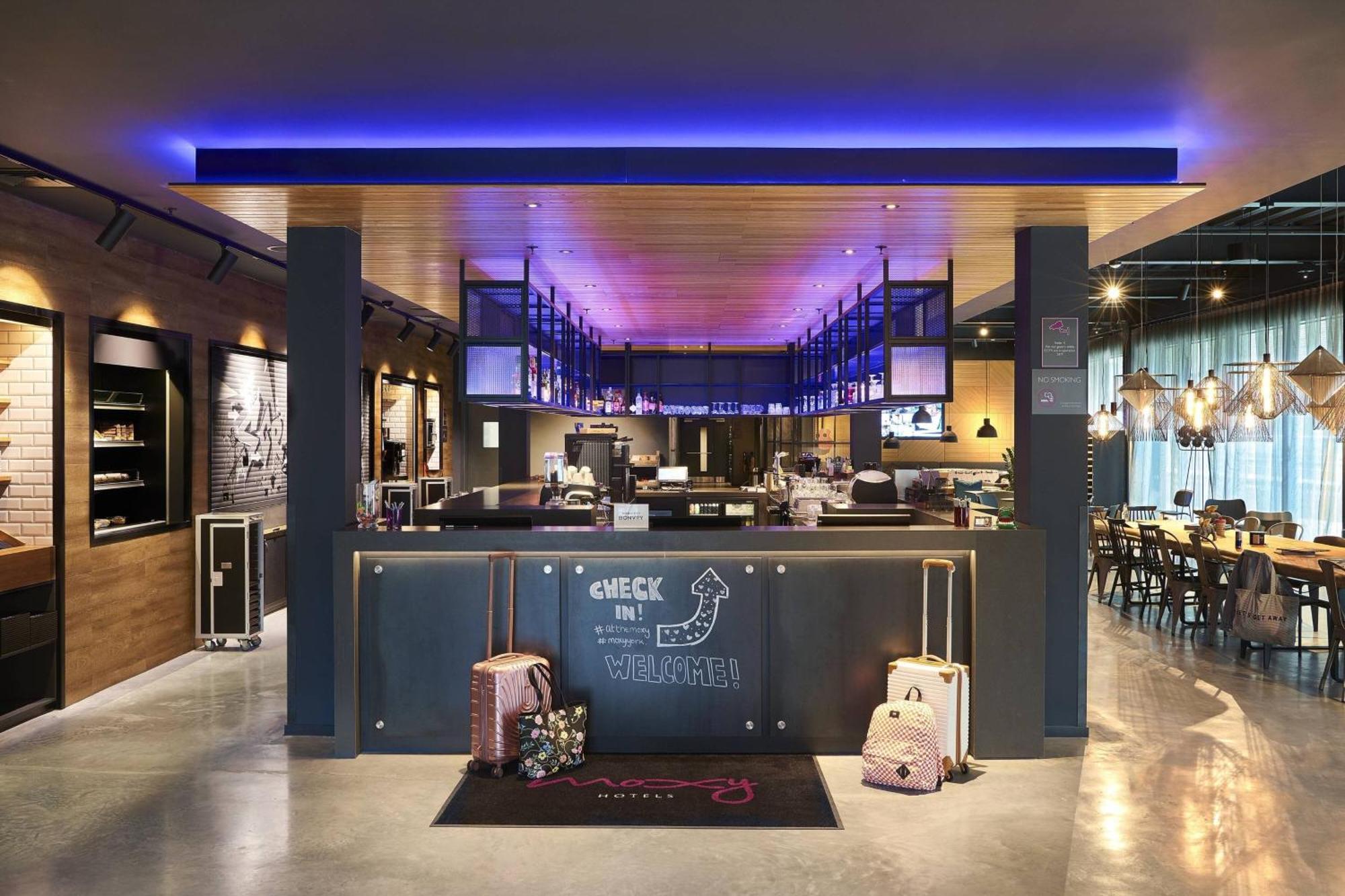 Отель Moxy Йорк Экстерьер фото