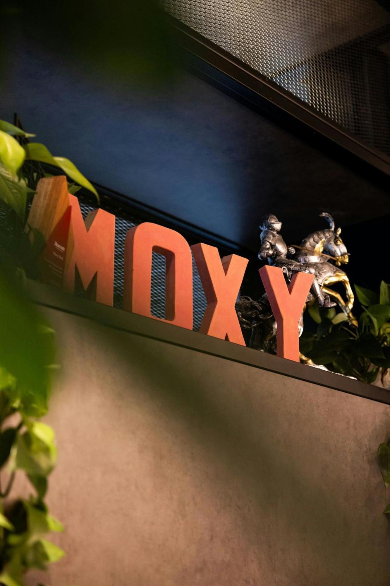 Отель Moxy Йорк Экстерьер фото