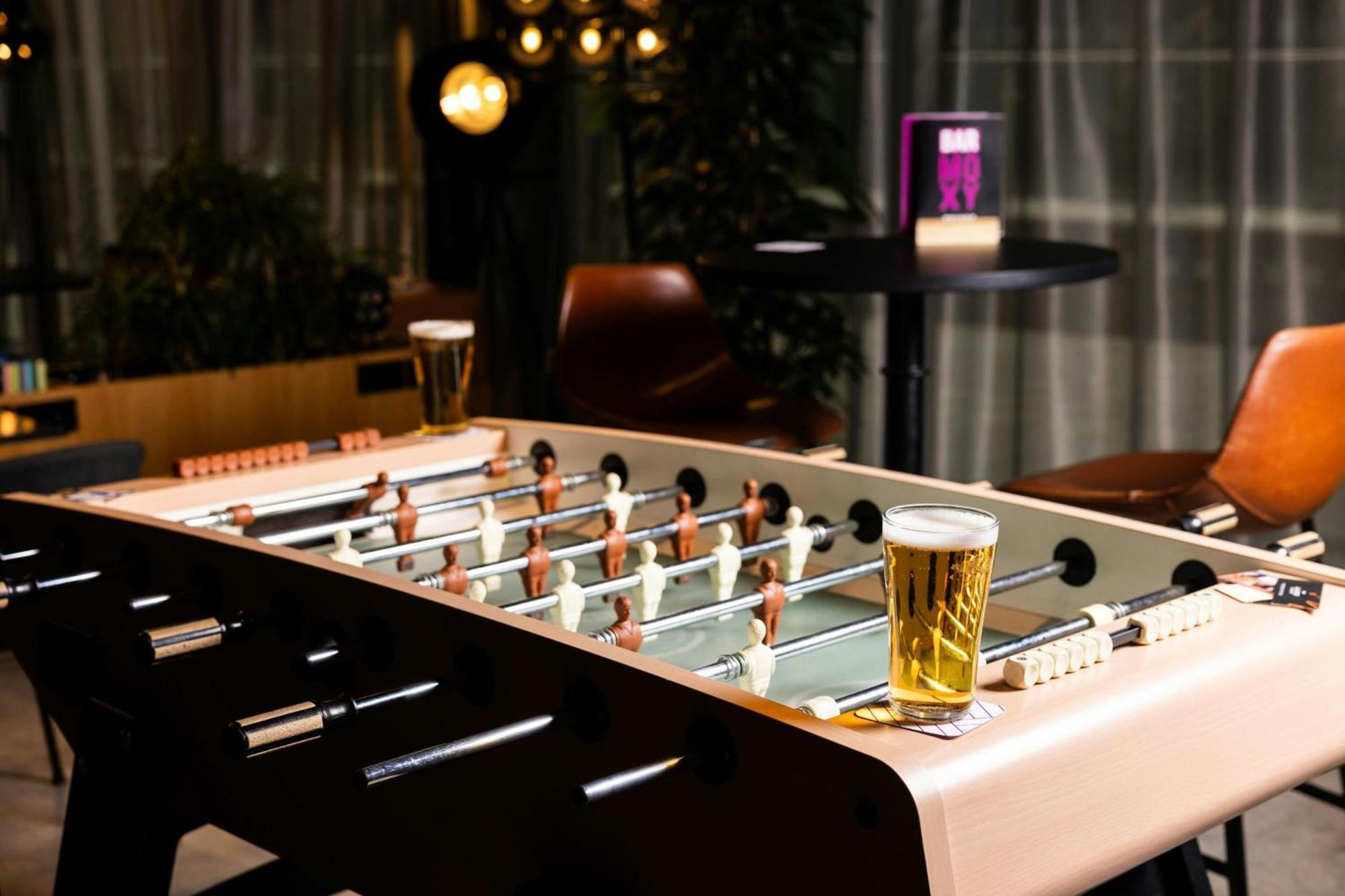 Отель Moxy Йорк Экстерьер фото