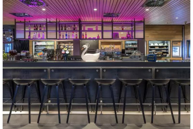 Отель Moxy Йорк Экстерьер фото