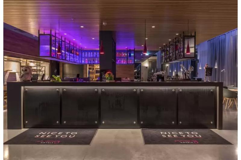 Отель Moxy Йорк Экстерьер фото